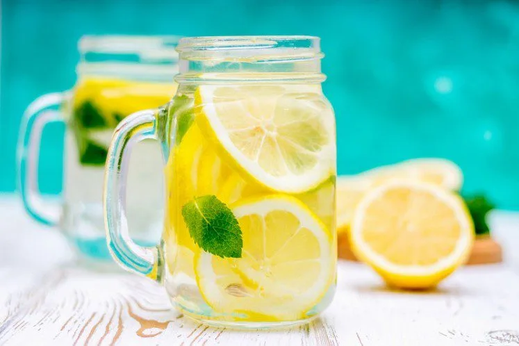 Zehn Gründe, Warum Sie Jeden Morgen Zitronenwasser Trinken Sollten Lemon Water